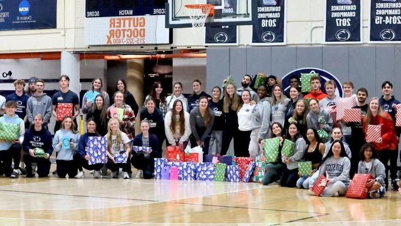 宾州州立大学阿宾顿分校 student athletes wrapped gift for a family in need